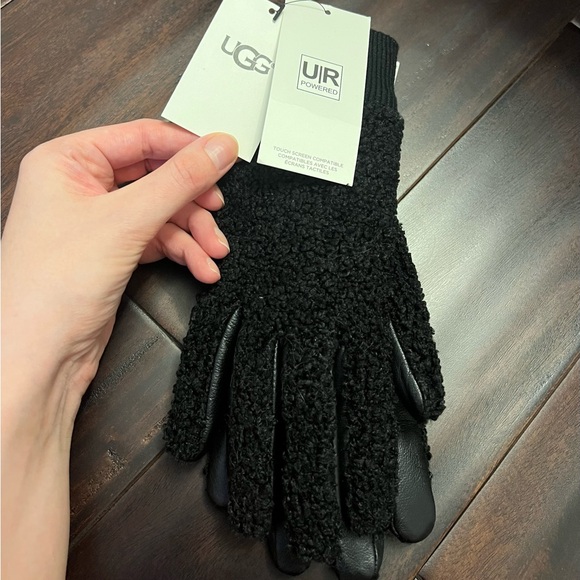 NEW! UGG Black Gloves & Mittens for Stylish Warmth - Picture 8 of 9